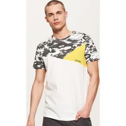 T-shirty męskie: T-shirt z łączonych materiałów – Kremowy