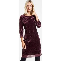 Sukienka z welwetu. Czerwone sukienki damskie GERRY WEBER EDITION, bez wzorów, z koronki, eleganckie, bez kołnierzyka, bez rękawów, midi. Za 199,00 zł.