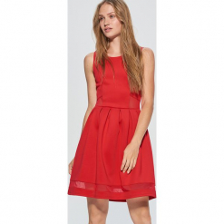 Elegancka sukienka z transparentnymi wstawkami - Czerwony. Czerwone sukienki balowe marki Cropp, l. Za 69,99 zł.