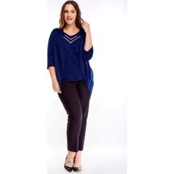Sweter z narzutką granatowy. Niebieskie swetry damskie N/A, plus size, bez wzorów, z elastanu, bez rękawów. Za 142,22 zł.