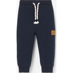 Joggery z dzianiny strukturalnej - Granatowy. Niebieskie spodnie męskie Reserved, m, bez wzorów, z dzianiny. Za 39,99 zł.
