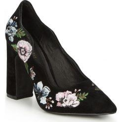 Buty damskie. Czarne czółenka damskie Wittchen, z haftami, ze skóry, bez obcasa, na słupku. W wyprzedaży za 219,90 zł.