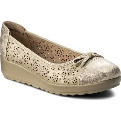 Półbuty CLARA BARSON - W16SS096-12 Beżowy. Brązowe półbuty damskie Clara Barson, bez wzorów, ze skóry ekologicznej, bez obcasa, na koturnie, bez zapięcia. W wyprzedaży za 39,99 zł.