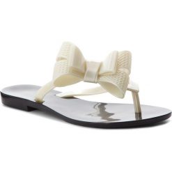 Japonki MELISSA - Harmonic Bow V Ad 32397 Black/White 51492. Białe klapki damskie Melissa, bez wzorów, z tworzywa sztucznego, bez obcasa, na obcasie. W wyprzedaży za 149,00 zł.