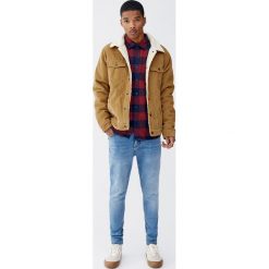 Niebieskie jeansy carrot fit. Niebieskie jeansy męskie marki Pull&Bear, m, bez wzorów. Za 109,00 zł.