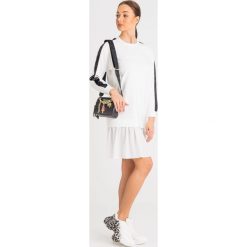 SUKIENKA twinset. Białe sukienki damskie Twinset, na imprezę, z aplikacjami, z materiału, z okrągłym kołnierzem, bez rękawów. Za 800,10 zł.