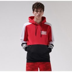Bluza z nadrukiem na rękawach -. Bluzy męskie Cropp, s, z nadrukiem, bez kołnierzyka, bez rękawów, bez kaptura. Za 109,99 zł.