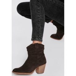 Khaki Botki Marigny. Brązowe botki damskie Renee, z okrągłym noskiem, za kostkę, na średnim obcasie, na obcasie, na zamek. Za 129,99 zł.