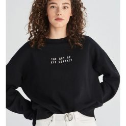 Bluza z kontrastowym napisem - Czarny. Bluzy damskie Sinsay. Za 29,99 zł.