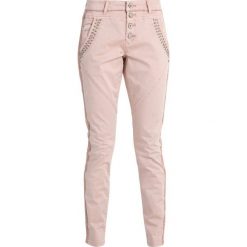 Cream BAILEY CARGE FIT Spodnie materiałowe rose smoke. Różowe spodnie damskie marki Cream, bez wzorów, z elastanu. Za 419,00 zł.