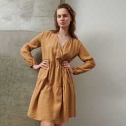 Kopertowa sukienka mini - Beżowy. Brązowe sukienki damskie Reserved, s, bez wzorów, bez kołnierzyka, bez rękawów, mini, kopertowe. W wyprzedaży za 99,99 zł.