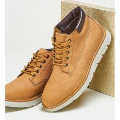 Camelowe Traperki Great Deal. Szare buty zimowe damskie Born2be, z okrągłym noskiem, na niskim obcasie. Za 89,99 zł.