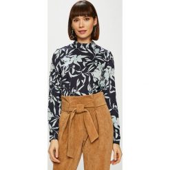 Vero Moda - Bluzka Olivia. Zielone bluzki damskie Vero Moda, na co dzień, s, w kwiaty, z poliesteru, casualowe, ze stójką, bez rękawów. W wyprzedaży za 79,90 zł.