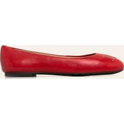 Lauren Ralph Lauren - Baleriny skórzane. Czerwone baleriny damskie Lauren Ralph Lauren, bez wzorów, ze skóry, bez obcasa, na obcasie. Za 429,90 zł.