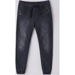 Jeansowe joggery slim - Szary. Szare spodnie męskie Cropp, bez wzorów, z jeansu. Za 129,99 zł.