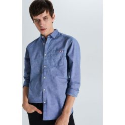 Koszula slim z kieszenią - Niebieski. Niebieskie koszule męskie Cropp, s, bez wzorów, bez kołnierzyka, bez rękawów. Za 79,99 zł.