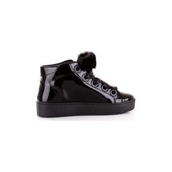 Buty Guess FLURL3PAF12. Czarne trampki i tenisówki damskie marki Guess, z aplikacjami, bez zapięcia. Za 314,03 zł.