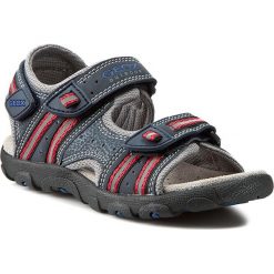 Sandały GEOX - J S. Strada A J4224A 0CE14 C0735 Morski/Czerwony. Niebieskie sandały chłopięce marki Geox, z materiału. W wyprzedaży za 179,00 zł.