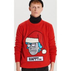 Świąteczny sweter Rick and Morty - Czerwony. Czerwone swetry męskie Cropp, s, bez wzorów, wizytowe, bez kołnierzyka, bez kaptura. Za 99,99 zł.