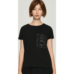 T-shirt z aplikacją na kieszeni - Czarny. Czarne t-shirty damskie Sinsay, l, z aplikacjami. Za 29,99 zł.