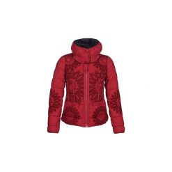 Kurtki pikowane Desigual KOMODERI. Czerwone kurtki damskie marki Desigual, bez wzorów, bez kaptura. Za 639,20 zł.