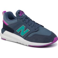 Sneakersy NEW BALANCE - WS009OG1 Granatowy. Niebieskie półbuty damskie New Balance, bez wzorów, ze skóry ekologicznej, bez obcasa, na płaskiej podeszwie, bez zapięcia. W wyprzedaży za 199,00 zł.