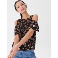 Bluzka typu cold shoulder - Wielobarwny. Bluzki damskie House, xl, bez wzorów, bez kołnierzyka, bez rękawów. W wyprzedaży za 29,99 zł.