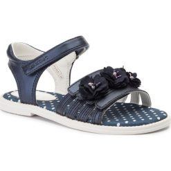 Sandały GEOX - J S. Karly G. D J9235D 000NF C4002 S Navy. Niebieskie sandały dziewczęce Geox, ze skóry ekologicznej, bez zapięcia. W wyprzedaży za 179,00 zł.