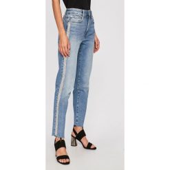 Guess Jeans - Jeansy The It Girl. Niebieskie jeansy damskie Guess Jeans, z podwyższonym stanem. W wyprzedaży za 379,90 zł.
