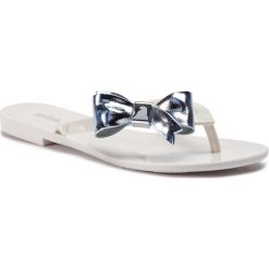 Japonki MELISSA - Harmonic Celebration A 32500 White/Silver 50554. Białe klapki damskie Melissa, z aplikacjami, z tworzywa sztucznego, bez obcasa, na obcasie. Za 299,00 zł.