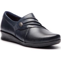 Półbuty CLARKS - Hope Roxanne 261372035 Navy. Niebieskie półbuty damskie skórzane marki Clarks, na płaskiej podeszwie. W wyprzedaży za 229,00 zł.