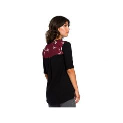 B095 Bluzka ze wstawkami w kwiaty. Białe bluzki damskie BE, xxl, z nadrukiem, z dzianiny, eleganckie, bez kołnierzyka, bez rękawów. Za 119,00 zł.