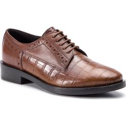 Oxfordy GEOX - D Brogue B D842UB 06Y43 C0013 Brown. Pomarańczowe półbuty damskie Geox, bez obcasa, na obcasie, bez zapięcia. W wyprzedaży za 399,00 zł.