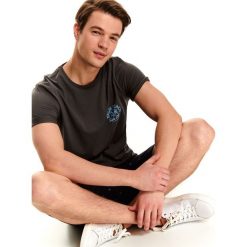 T-shirt z nadrukiem. Pomarańczowe t-shirty męskie Top Secret, m, z nadrukiem, z bawełny, klasyczne, z klasycznym kołnierzykiem, krótkie. W wyprzedaży za 29,99 zł.