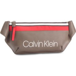 Saszetka nerka CALVIN KLEIN - Collegic Urban Crossbody K60K604456 002. Pomarańczowe nerki damskie Calvin Klein, bez wzorów, ze skóry ekologicznej, młodzieżowe, bez dodatków. W wyprzedaży za 299,00 zł.