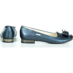 Metaliczne baleriny na obcasie - skóra naturalna - model 009 - kolor granat metalik. Szare baleriny damskie Zapato, bez wzorów, ze skóry, eleganckie, na niskim obcasie, na obcasie. W wyprzedaży za 179,40 zł.
