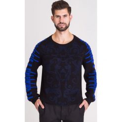SWETER VERSACE JEANS. Czarne swetry męskie m, z aplikacjami, z jeansu, z okrągłym kołnierzem. Za 574,50 zł.