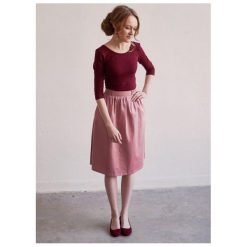Spódnica Helle - pudrowy róż 32 różowy. Różowe spódniczki damskie marki Marie Zélie, s, w paski, z elastanu, midi, rozkloszowane. W wyprzedaży za 94,80 zł.