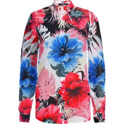 Koszula Guess W92H74 W70Q0. Bluzki damskie Guess, s, z aplikacjami, z poliesteru, bez kołnierzyka, bez rękawów. W wyprzedaży za 189,00 zł.