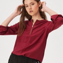 Bluzka z kieszeniami - Bordowy. Czerwone bluzki damskie Sinsay, s, bez wzorów, bez kołnierzyka, bez rękawów. Za 49,99 zł.