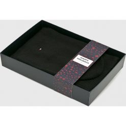 Tommy Hilfiger - Czapka i szalik. Czarne czapki zimowe damskie TOMMY HILFIGER, z bawełny. Za 499,90 zł.