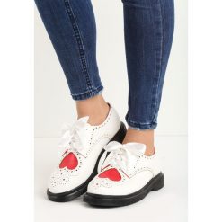 Białe Półbuty Hard Heart. Białe creepersy damskie Born2be, ze skóry, z okrągłym noskiem, na niskim obcasie. Za 69,99 zł.