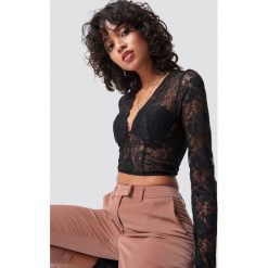 NA-KD Party Koronkowy top z miseczkami - Black. Czarne topy damskie marki NA-KD Party, bez wzorów, z materiału, bez kołnierzyka. Za 121,95 zł.