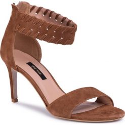 Sandały GINO ROSSI - NK124-MARI Camel. Pomarańczowe klapki damskie Gino Rossi, bez wzorów, ze skóry, bez obcasa, na obcasie. Za 299,99 zł.