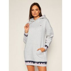 Sukienka dzianinowa Tommy Jeans Branded Hem DW0DW08886. Szare sukienki damskie Tommy Jeans, xl, bez wzorów, z jeansu, bez kołnierzyka, bez rękawów. Za 539,00 zł.