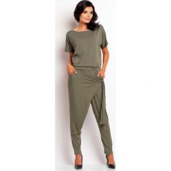 Stylowy Oliwkowy Kombinezon Damski Baggy z Wiązanym Paskiem. Zielone spodnie damskie Molly.pl, s, bez wzorów, eleganckie, z dekoltem na plecach, z krótkim rękawem, długie. Za 129,00 zł.