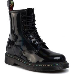 Glany DR. MARTENS - 1460 Rainbow 24667001 Black. Czarne glany damskie Dr. Martens, ze skóry, klasyczne, bez obcasa, bez zapięcia. Za 689,00 zł.