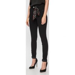Guess Jeans - Jeansy. Czerwone jeansy damskie Guess Jeans. Za 459,90 zł.