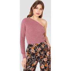 NA-KD Sweter oversize na jedno ramię - Pink. Zielone swetry oversize damskie marki Emilie Briting x NA-KD, l. W wyprzedaży za 85,17 zł.