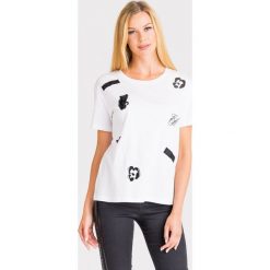 T-SHIRT Emporio Armani. Białe t-shirty damskie Emporio Armani, z nadrukiem, z okrągłym kołnierzem. Za 305,40 zł.